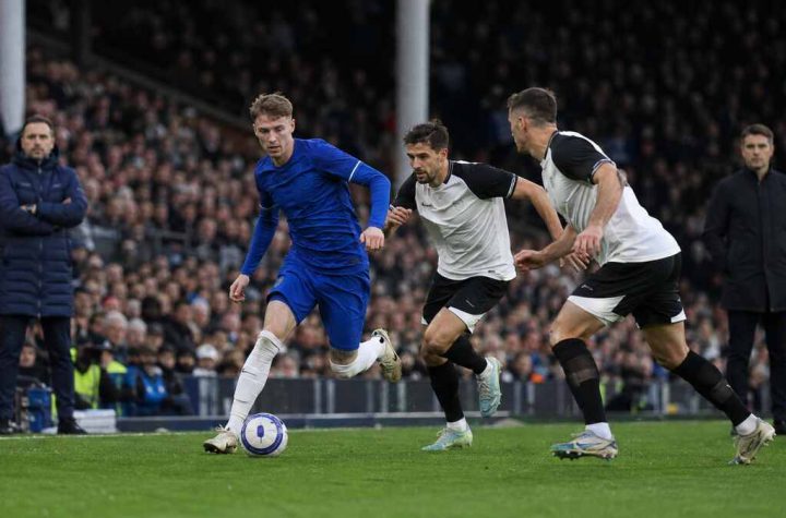 Cole Palmer brilla en el reencuentro de Xabi Alonso y Arbeloa en la Premier League