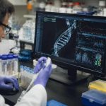 Científicos crean con inteligencia artificial 16 virus sintéticos capaces de combatir superbacterias